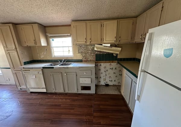 372 Gum Street E photo 2