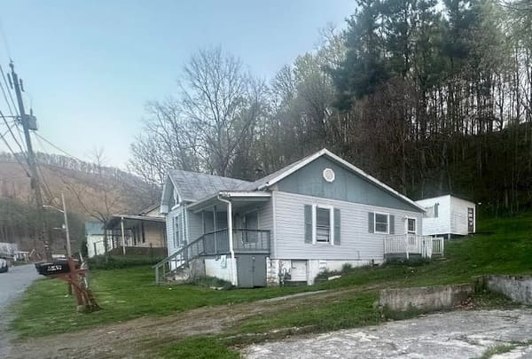 654 Spruce Street photo 2