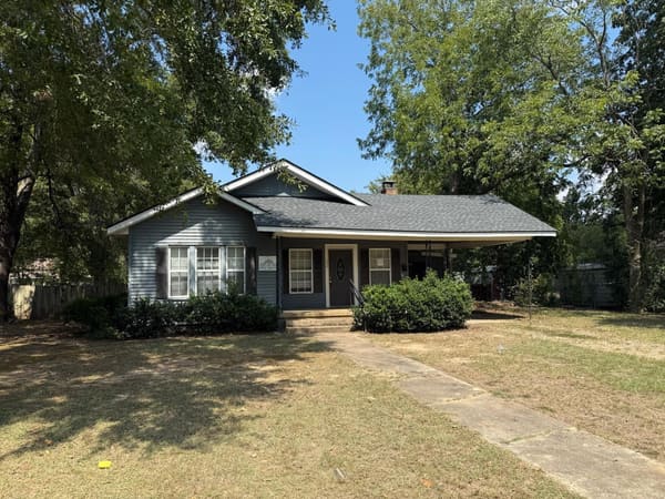 209 East Maple Street photo 1